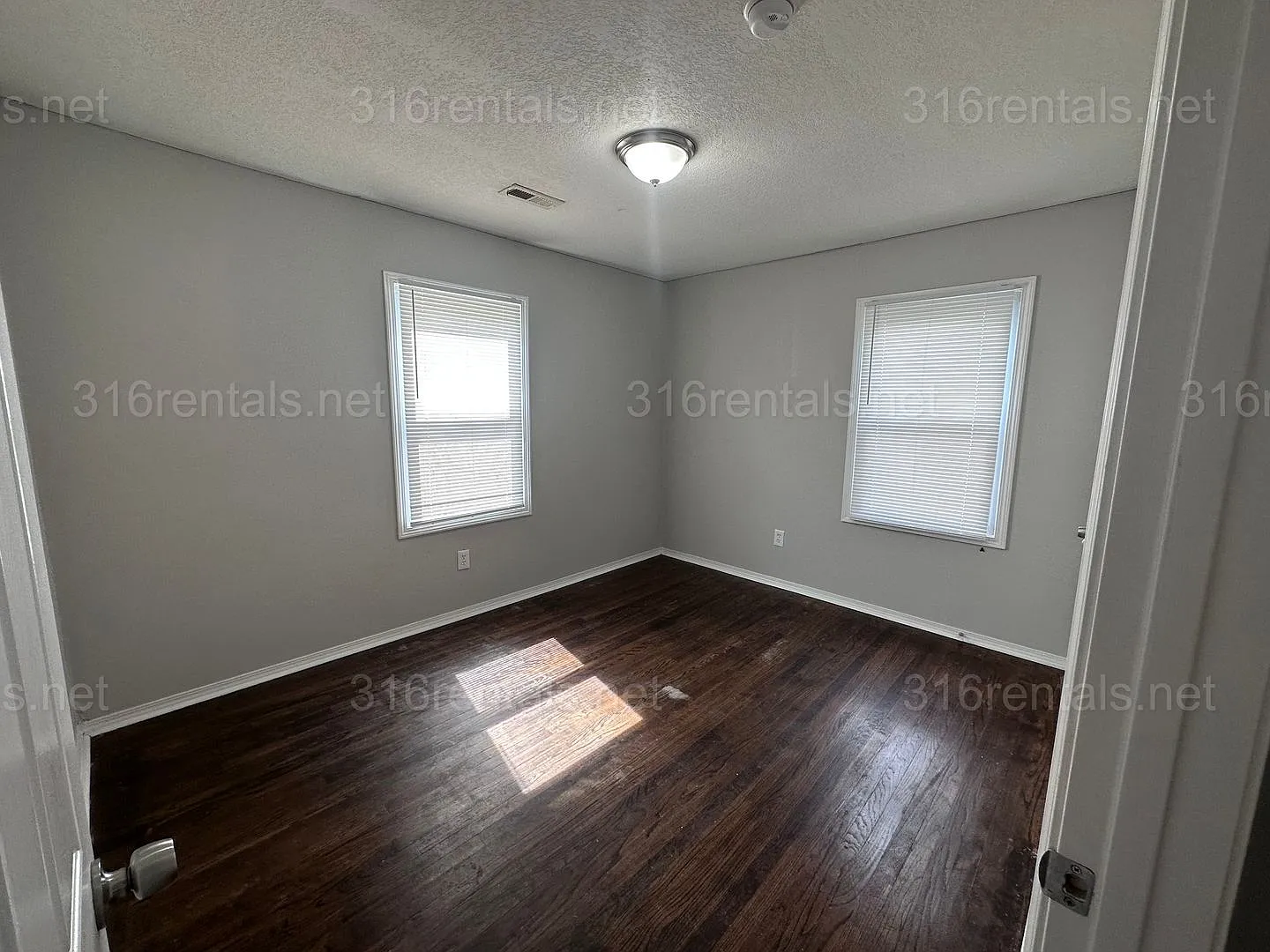$950 - 2 bedroom / 1 bathroom - Home with a fenced yard and garage! — Photo 4