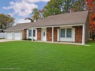 33 Oak Glen Rd, Toms River, NJ 08753