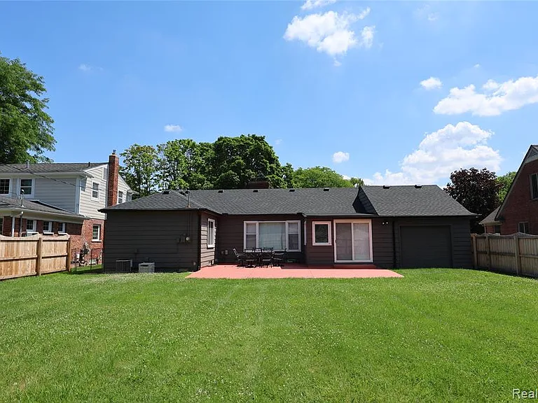 4121 Seminole Dr — Photo 16