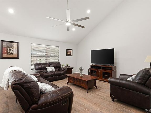 5th image of 200 E Pelican Ave