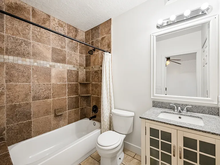 609 E Wilmington Ave — Photo 20
