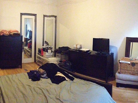2nd image of 260 E 72nd St APT 4B