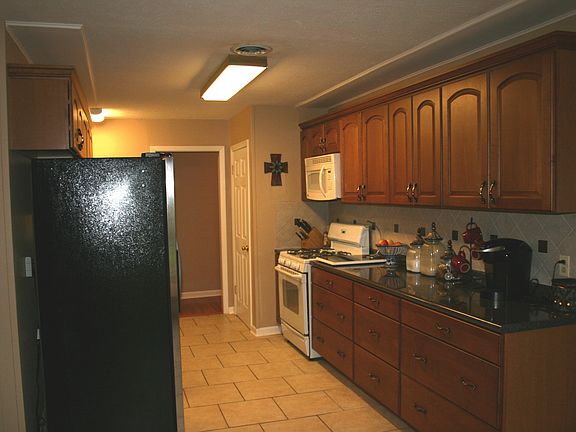 4th image of 4004 Pleasant Dr