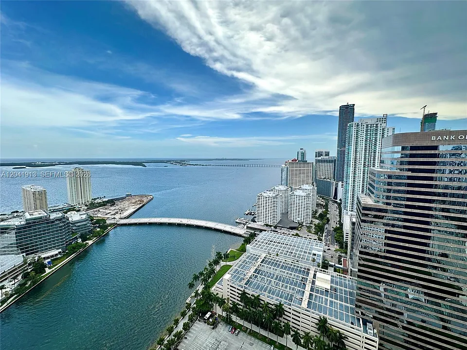 495 Brickell Ave #4011