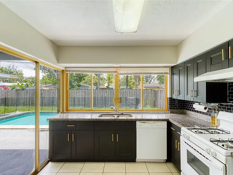 6620 NW 21st Ct — Photo 13