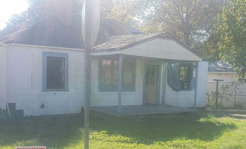 1st image of 581 E Lake Dr