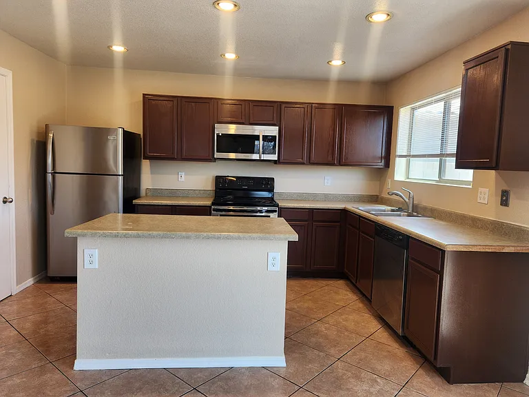 5931 W Albeniz Pl — Photo 7