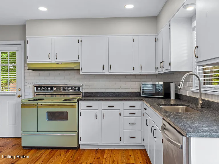 519 Leyton Ave — Photo 9