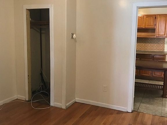 5th image of 187 Van Horne St