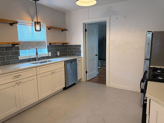 5th image of 323 Arlington Ct
