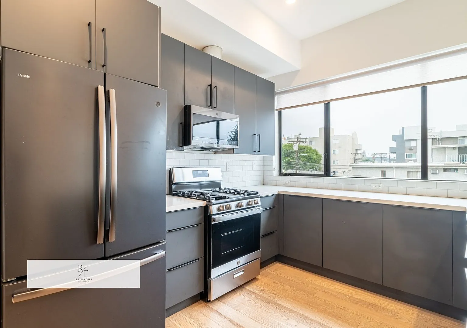 Modern 4-Level Residence with Private Patio & Expansive Westside Views ! — Photo 2