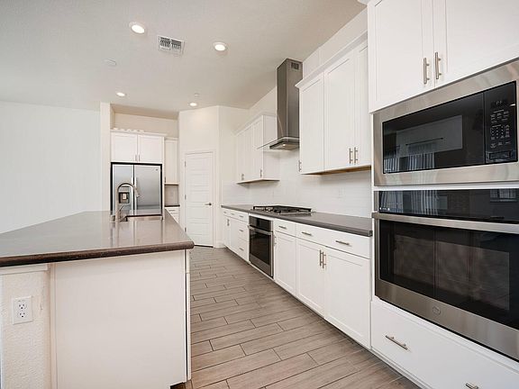 4th image of 4007 Lofgren Ave