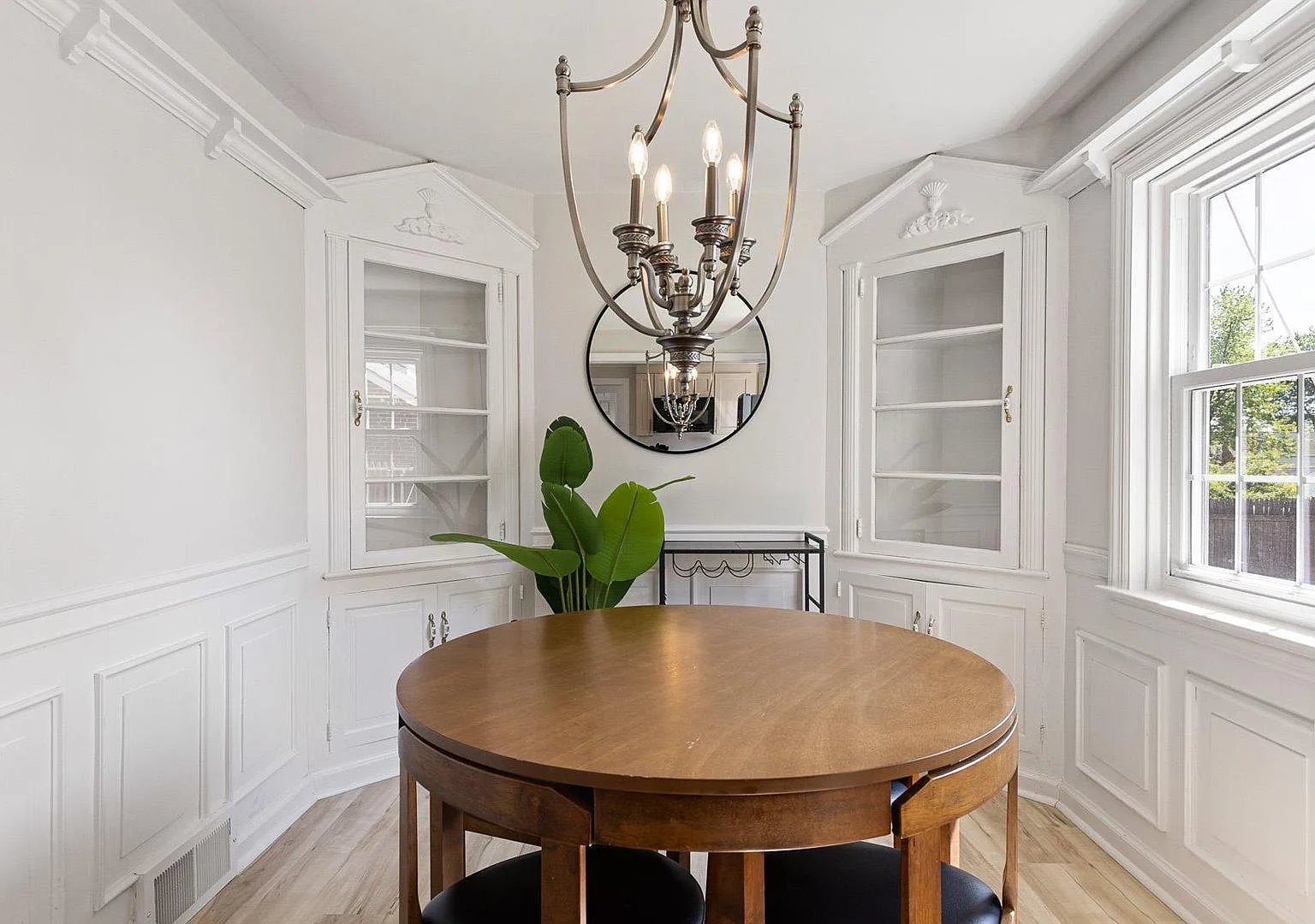 4 bed, 4.0 bath, 2400 sqft, $979 — Photo 4
