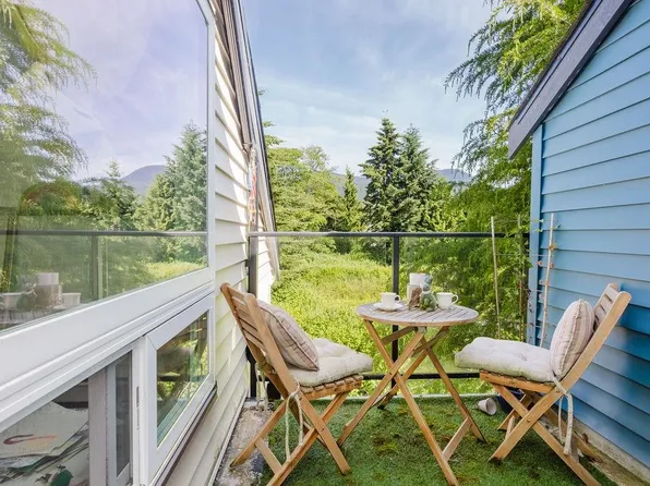 623 Farnham Rd #1, Gibsons, BC V0N 1V8