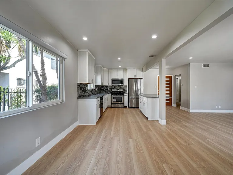 2040 S Sherbourne Dr — Photo 10