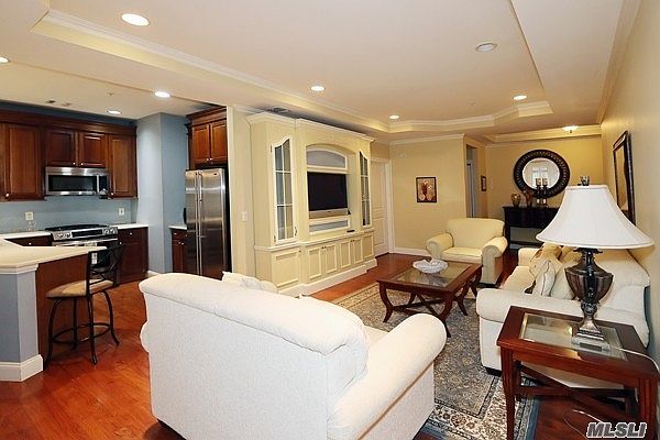 1st image of 301 Roosevelt Way