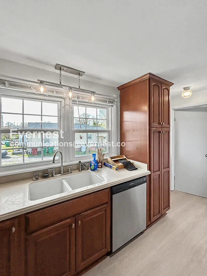 3 bed, 2.0 bath, 2400 sqft, $1,845 — Photo 4