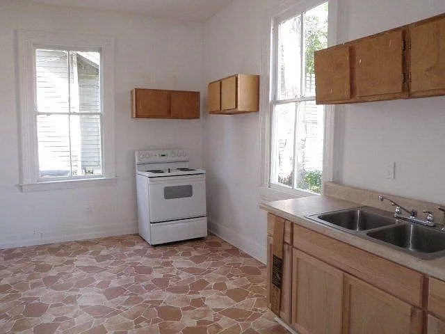 914 Beman St — Photo 11