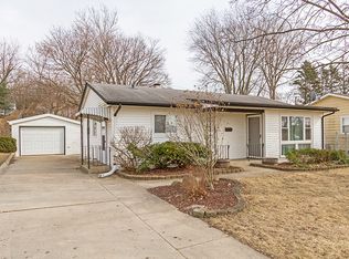 305 Hickory Dr, Crystal Lake, IL 60014