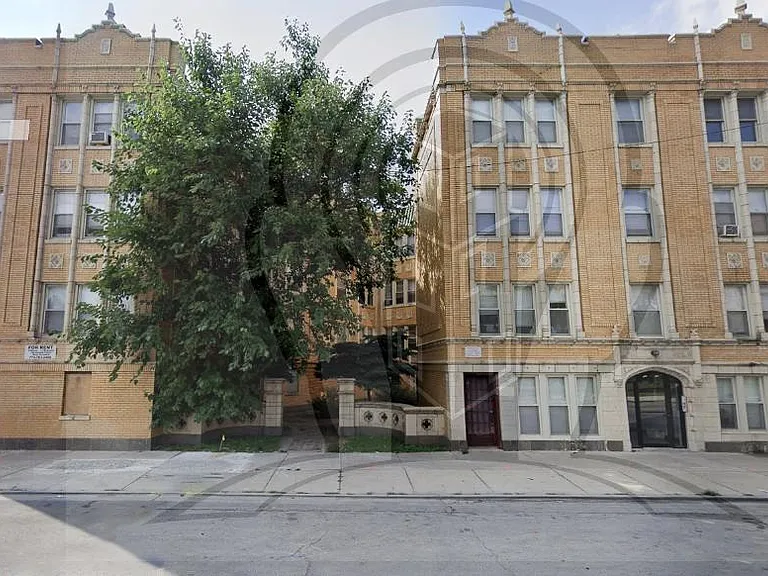 W Addison St — Photo 1
