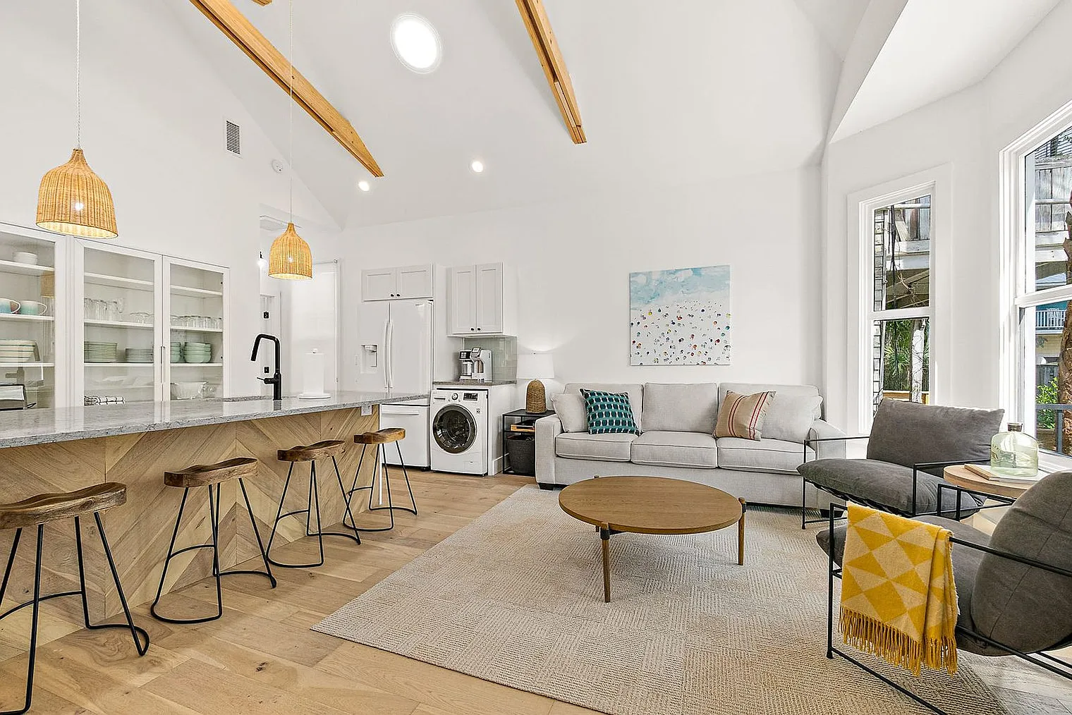 2 bed, 1.0 bath, 796 sqft, $8,121 — Photo 2