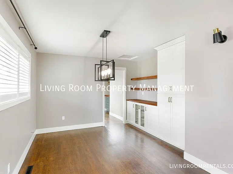 2040 SW Huntington Ave — Photo 6