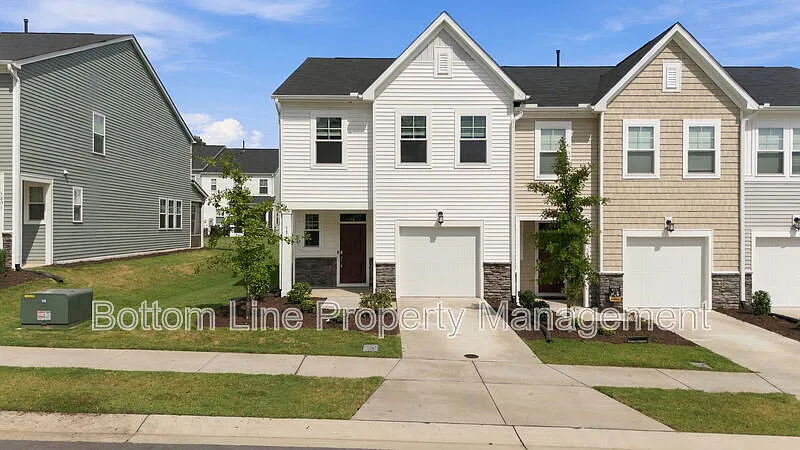 3 bed, 2.5 bath, 1792 sqft, $1,995 — Photo 3