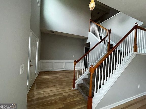 3rd image of 658 Glenbarrett Ct NE
