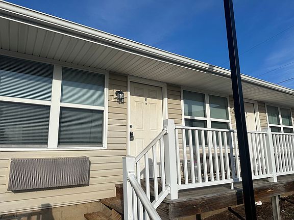 3rd image of 1415 Lancaster St #100
