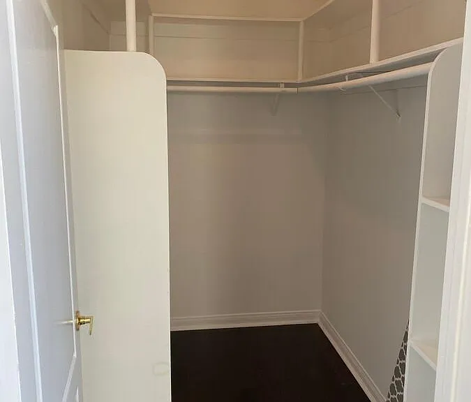 Master Ensuite, walk-in closet