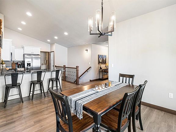 5th image of 622 Creekside Dr