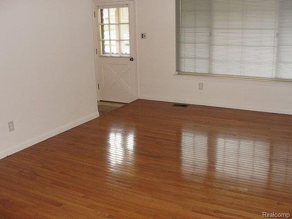 3rd image of 32849 Hees St