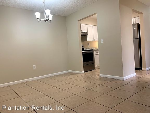 3rd image of 964 Northeast Dr #4