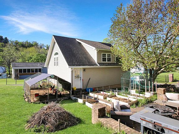 5th image of 156 Arbutus Dr