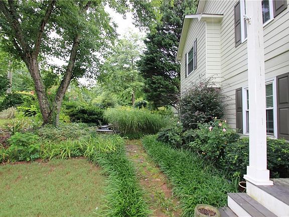 5th image of 422 Wood Branch St