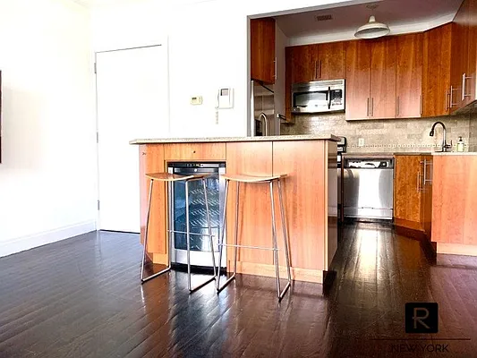 Sold by R New York | media 8