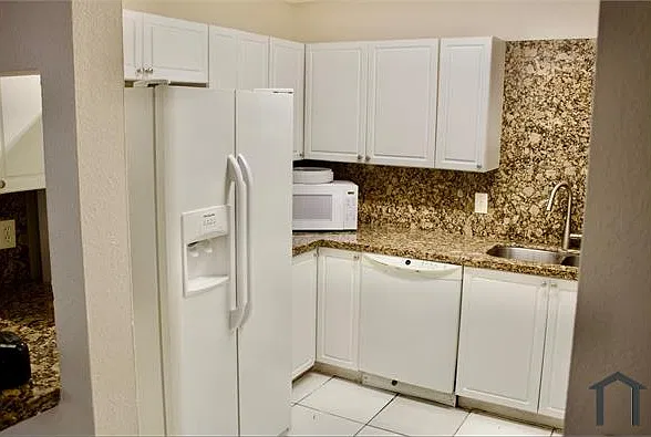 3 bed, 1100 sqft, $2,700 — Photo 3