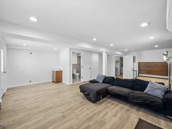 511 Davis Avenue image 3 of 20