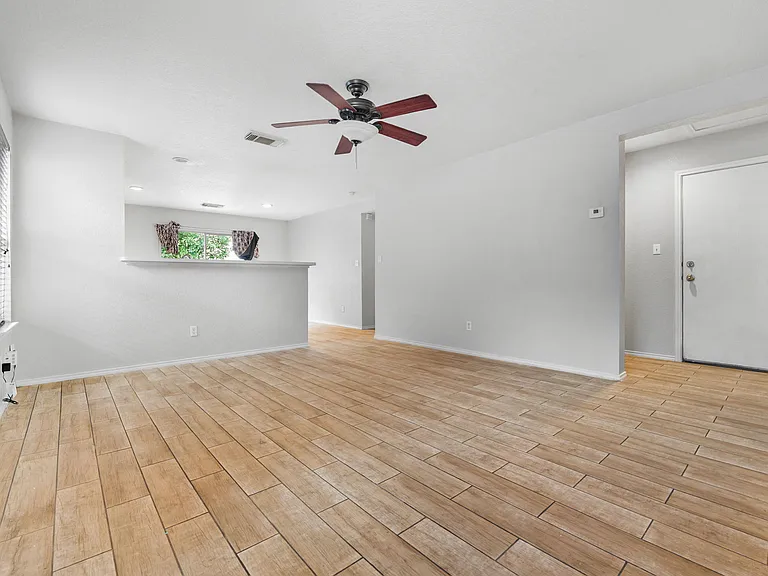323 Amberdale Oak — Photo 5