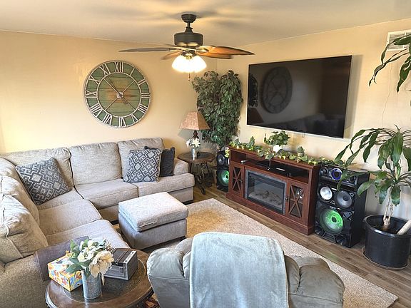 2nd image of 2405 Glen Cir E