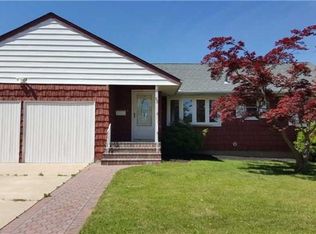 62 Colonial Dr, Farmingdale, NY 11735