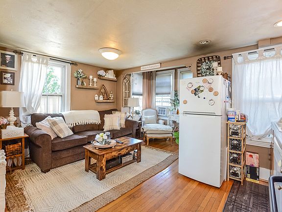 3rd image of 204 Sandwich St APT 2N
