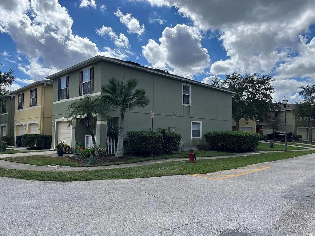 3 bed, 2.5 bath, 1872 sqft, $2,400 — Photo 2