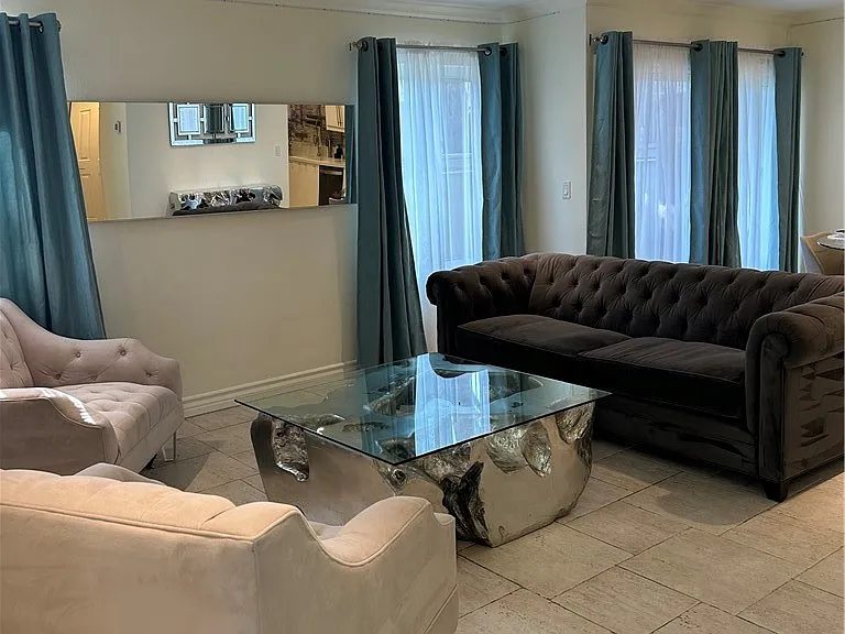 22141 Burbank Blvd #1 — Photo 1