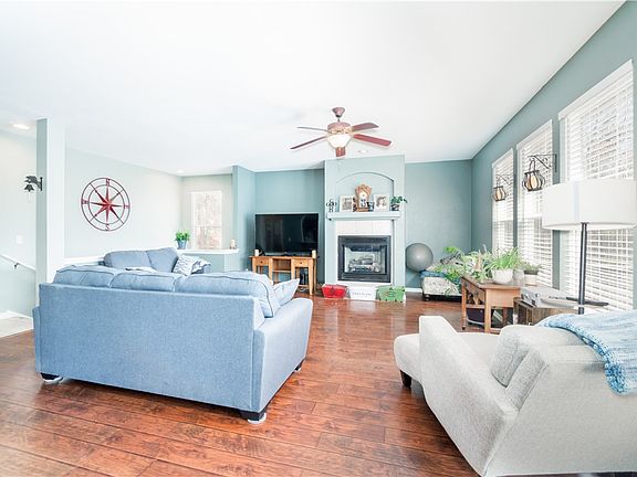 3rd image of 25 Merritt Cir