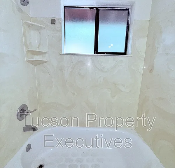 1644 N Beverly Ave — Photo 9
