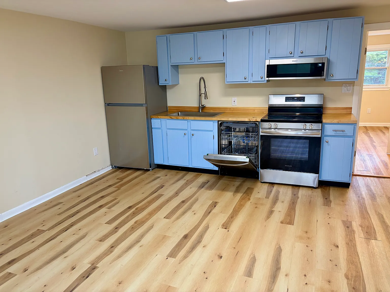 2 bed, 700 sqft, $1,895 — Photo 1