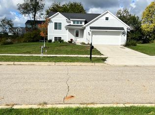 407 Seneca Ridge Dr, Middleville, MI 49333