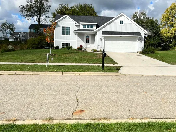407 Seneca Ridge Dr, Middleville, MI 49333