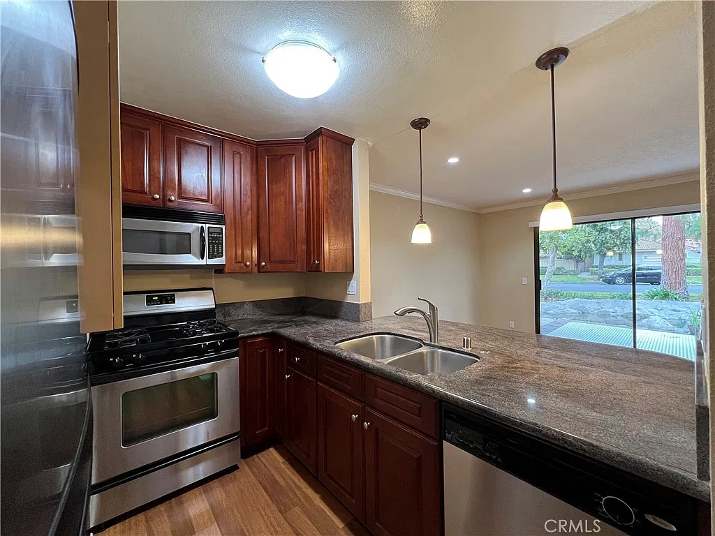 1 bed, 500 sqft, $2,400 — Photo 2